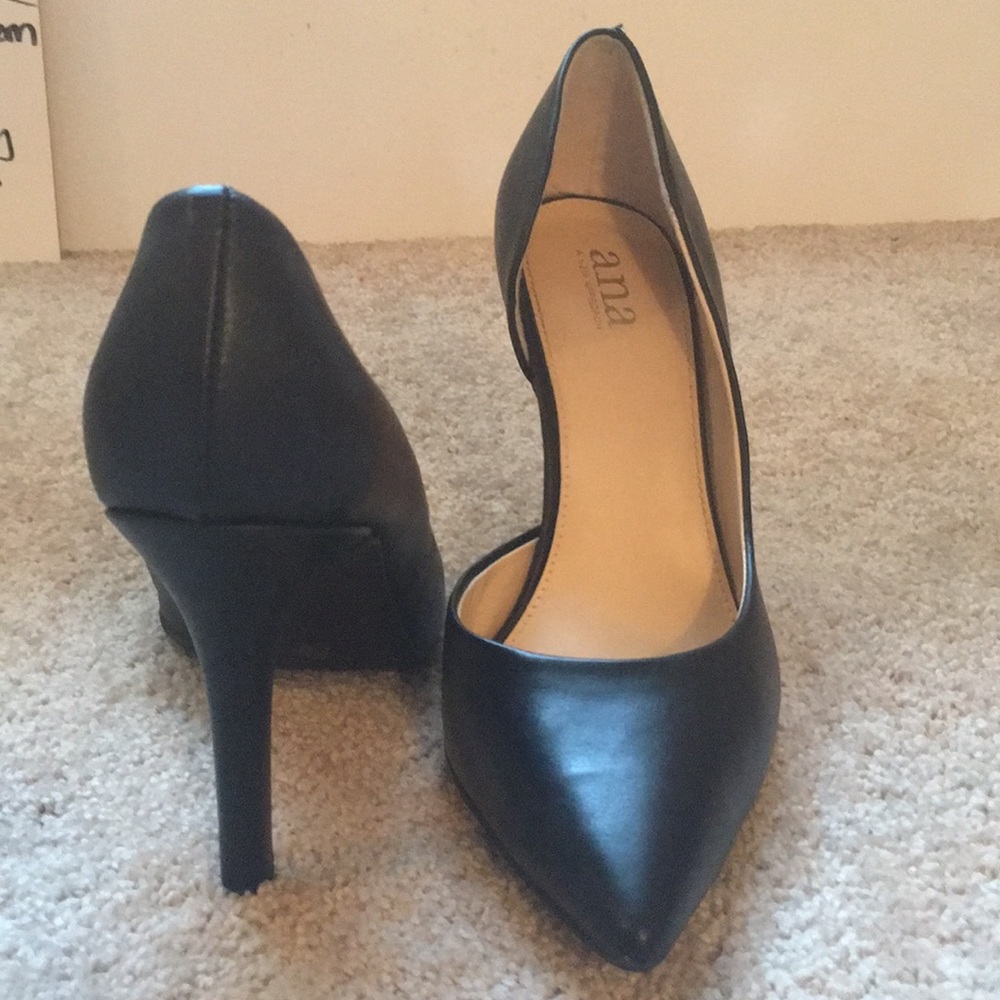 Beautiful Pointed-toe Black Pumps!